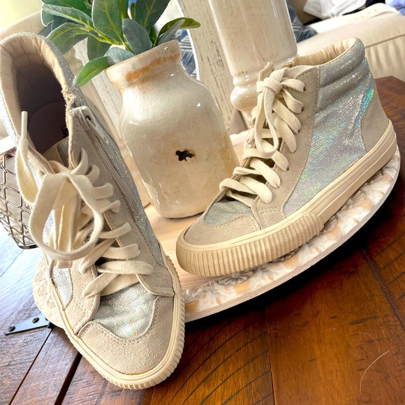 Zara sneakers hi top w ankle zip. Iridescent color on a light ivory. Beautiful. - Picture 1 of 6